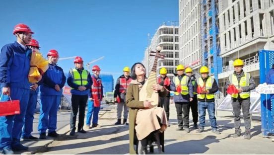 db旗舰官网登录入口教师丁晔、刘皓心作为文艺志愿者参加雄安新区“花式慰问建设者”活动